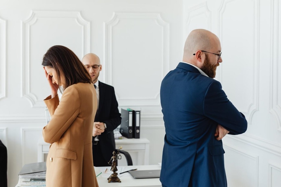 Top Questions to Ask Your Divorce Lawyer During Your First Consultation